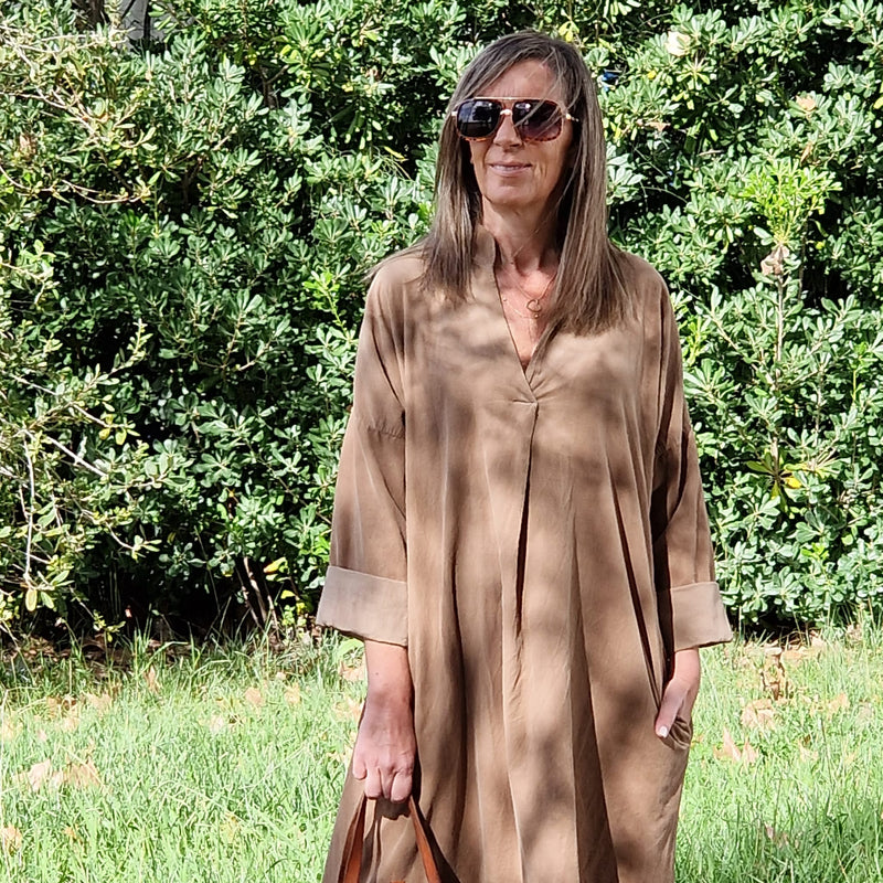 VESTIDO BOMBAZINE LONDON CAMEL